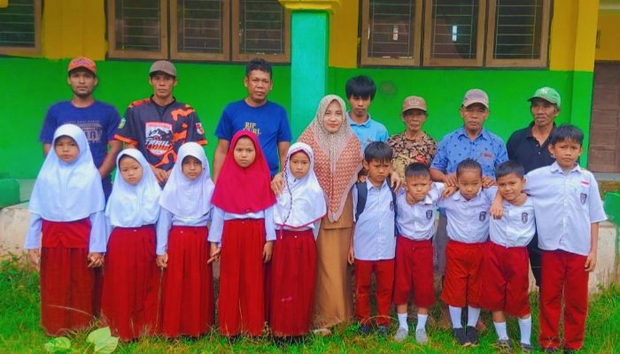 Ramai, Ayah Antar Anak Masuk Sekolah di SDN 58 Tandung Kota Palopo